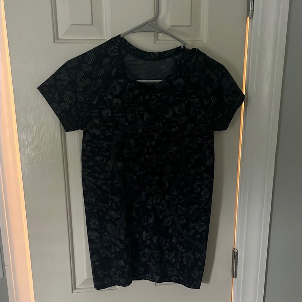 lululemon athletica Black Patterned Short Sleeve Tee